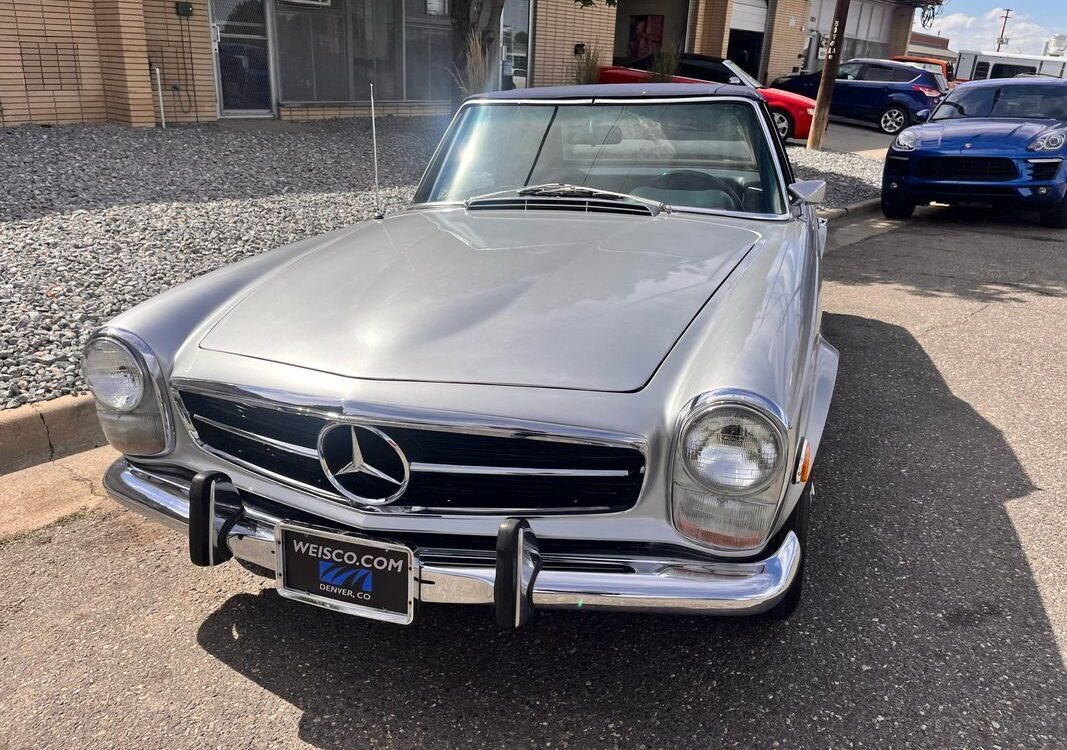 Mercedes-Benz-200-Series-1968-29