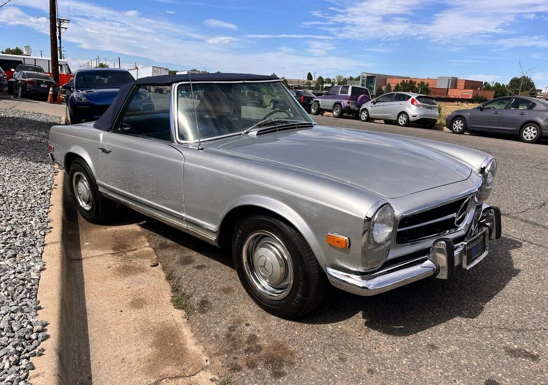 Mercedes-Benz-200-Series-1968-31