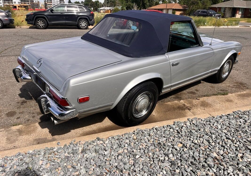 Mercedes-Benz-200-Series-1968-32