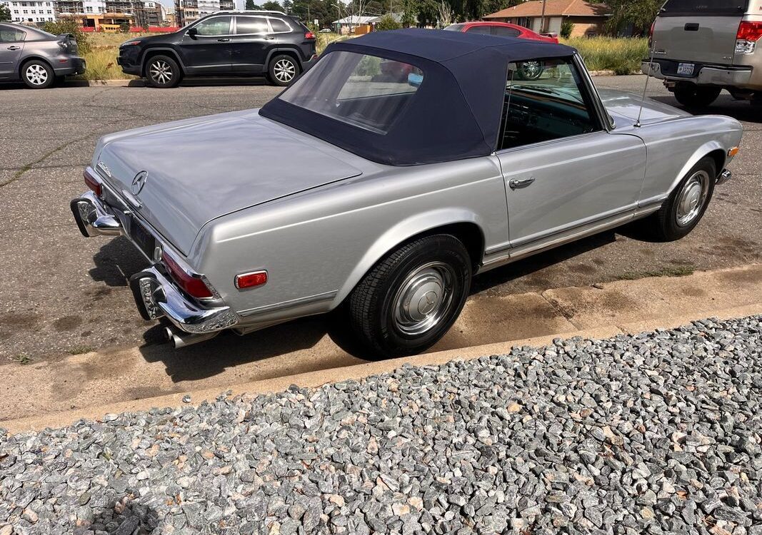 Mercedes-Benz-200-Series-1968-33