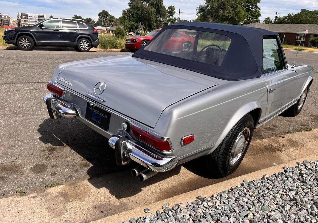 Mercedes-Benz-200-Series-1968-34