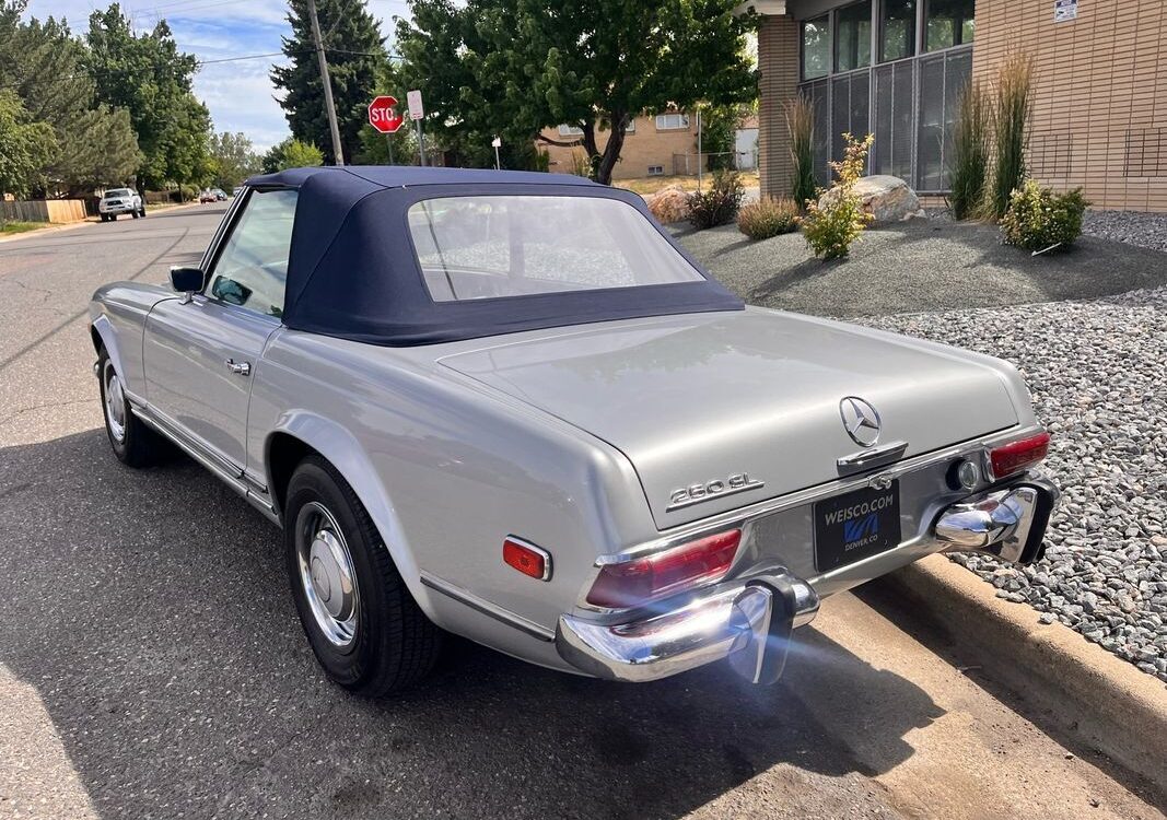 Mercedes-Benz-200-Series-1968-35