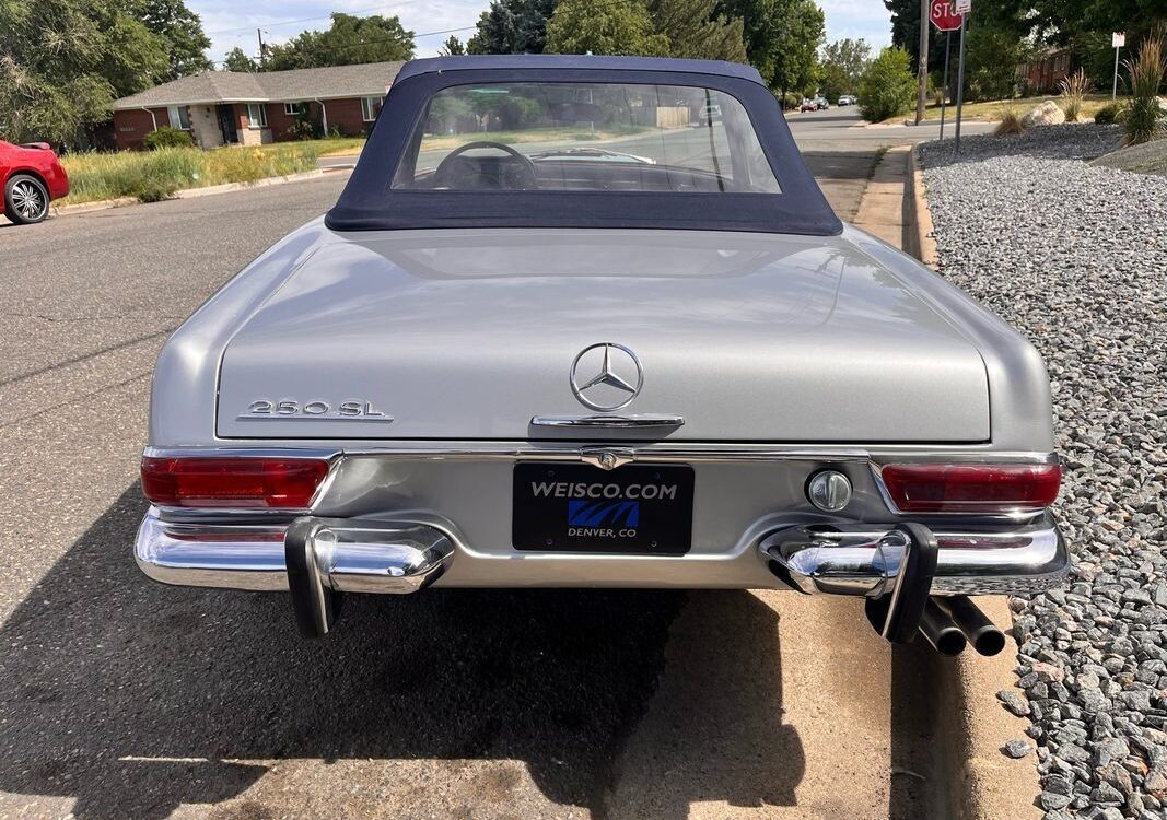 Mercedes-Benz-200-Series-1968-37