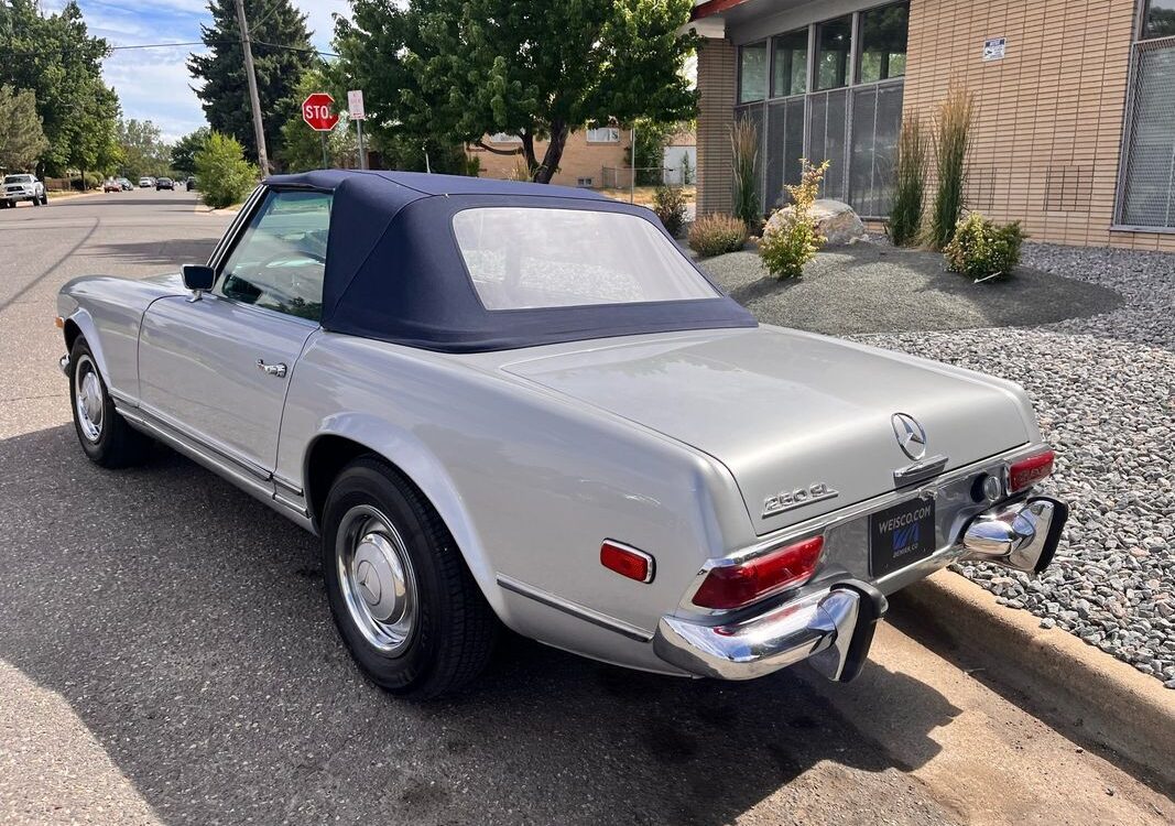 Mercedes-Benz-200-Series-1968-39