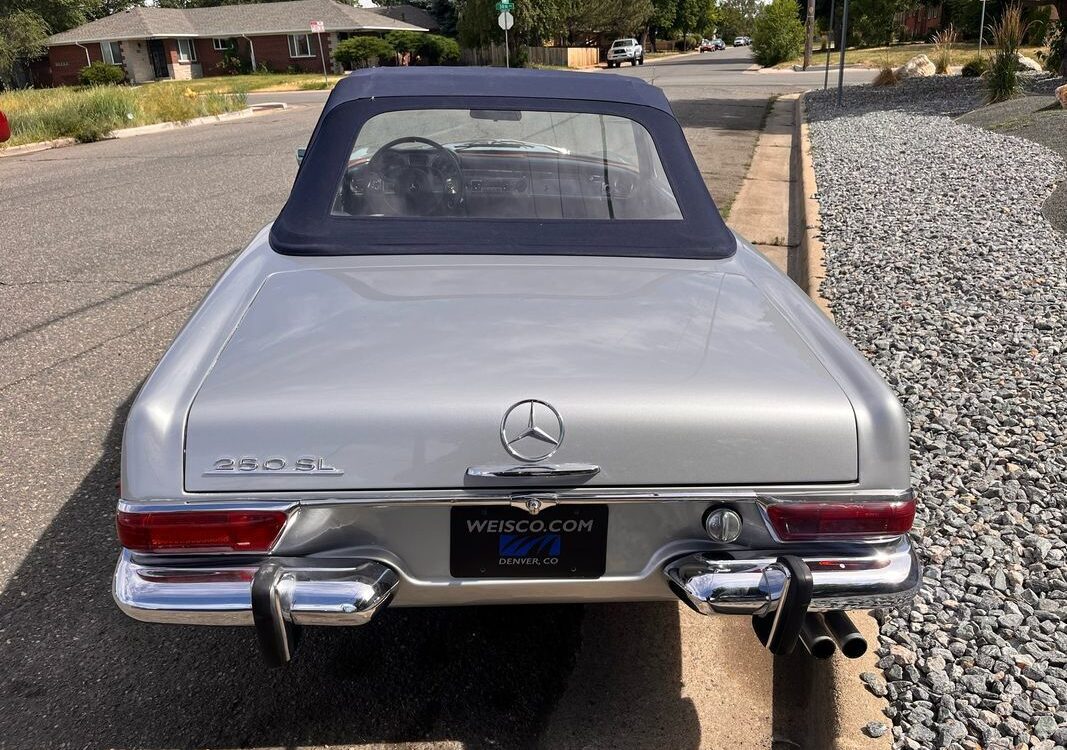 Mercedes-Benz-200-Series-1968-5