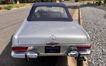 Mercedes-Benz-200-Series-1968-5