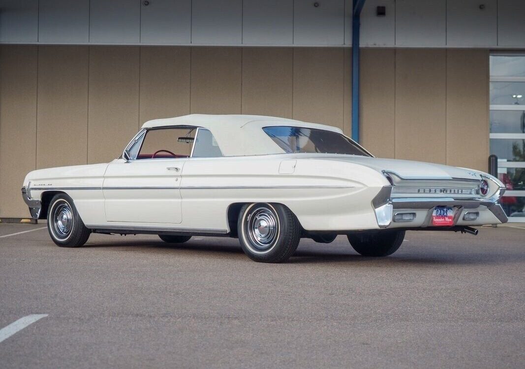 Oldsmobile-Eighty-Eight-1961-1