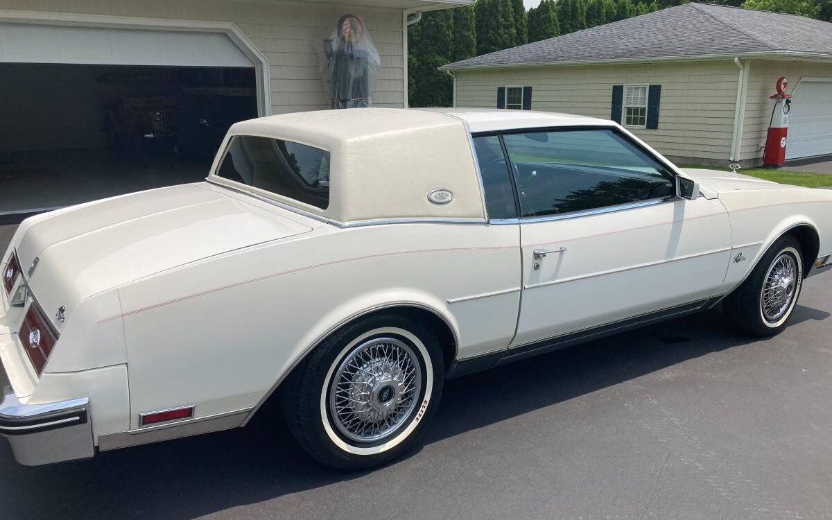 Buick-Riviera-luxury-1985