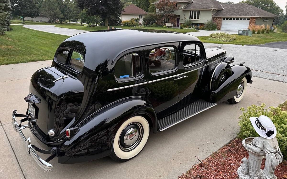 Buick-Roadmaster-1937-1