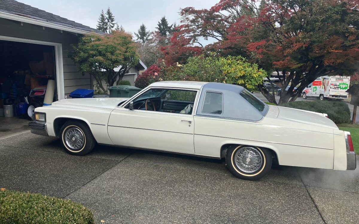 Cadillac-Coupe-deville-1977-1