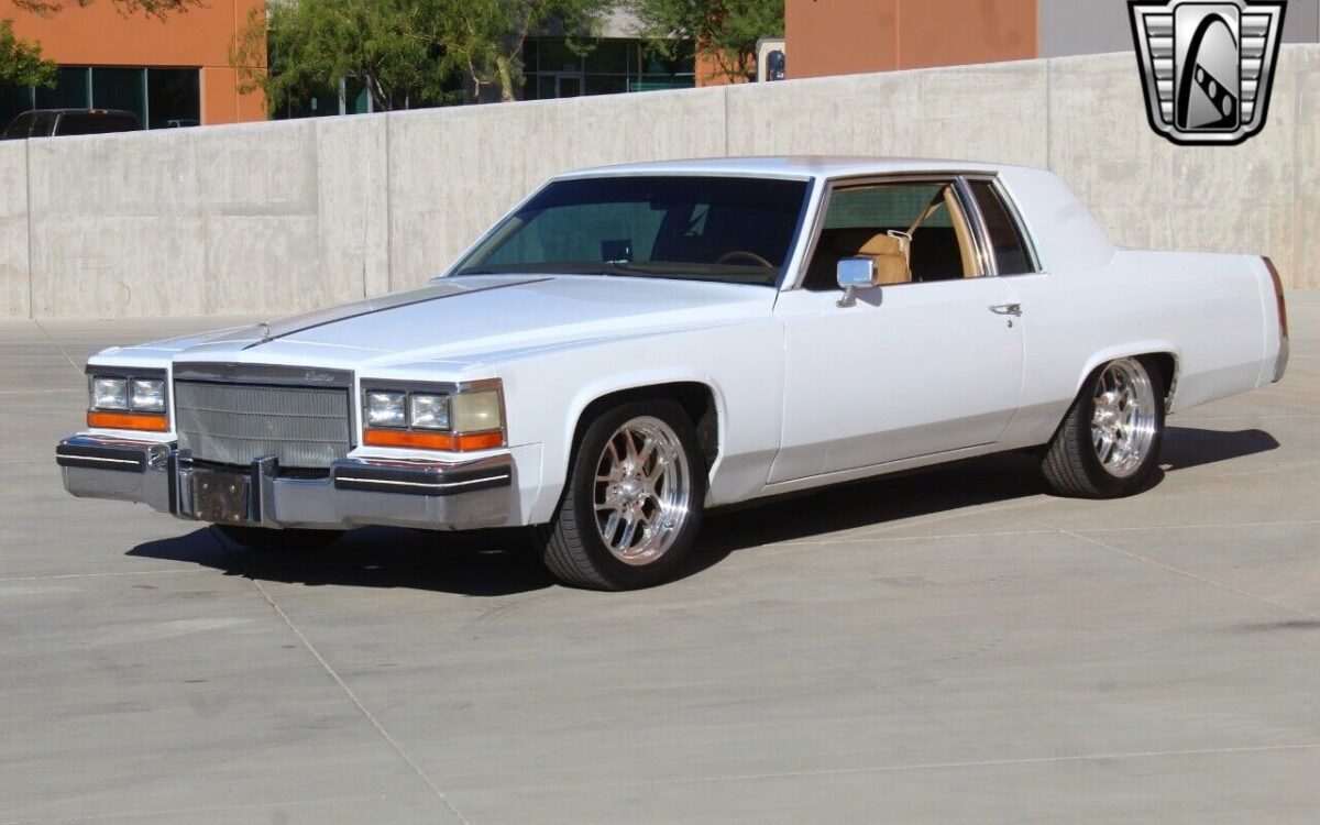 Cadillac-DeVille-1982-10