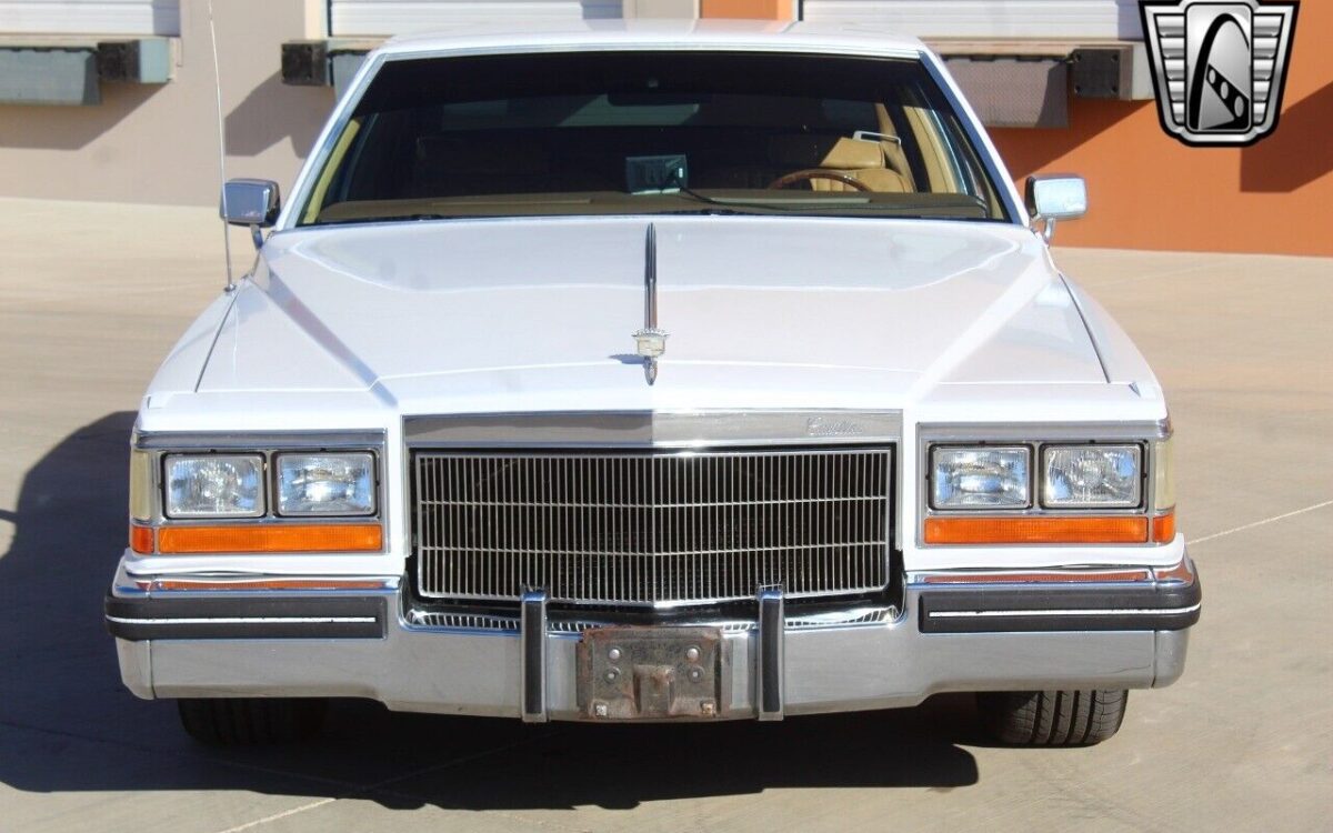 Cadillac-DeVille-1982-9