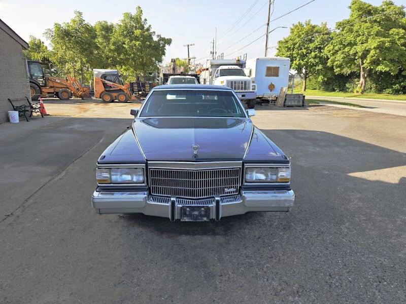 Cadillac-Fleetwood-brougham-1992-1