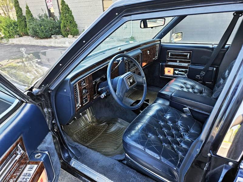 Cadillac-Fleetwood-brougham-1992-11