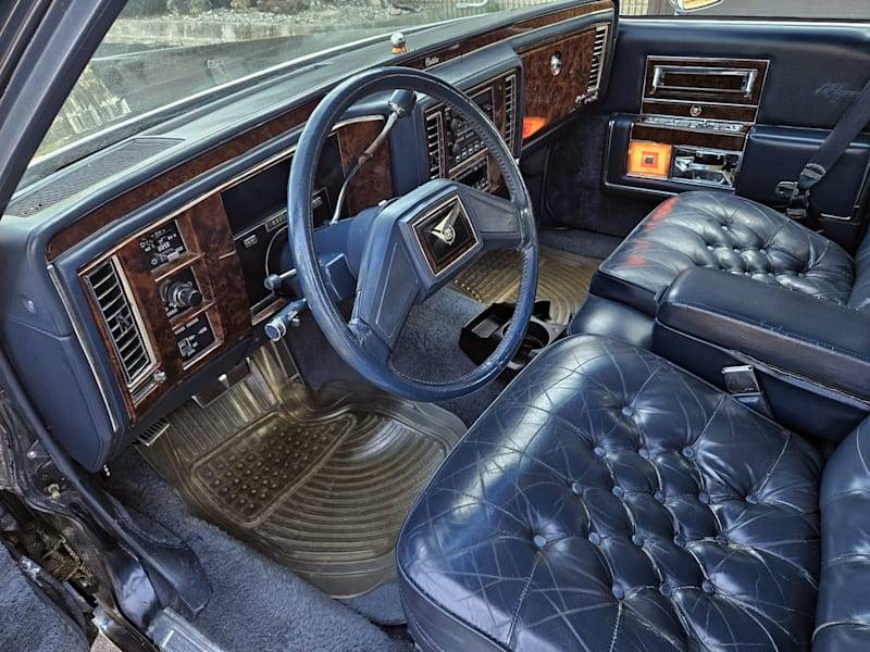 Cadillac-Fleetwood-brougham-1992-9