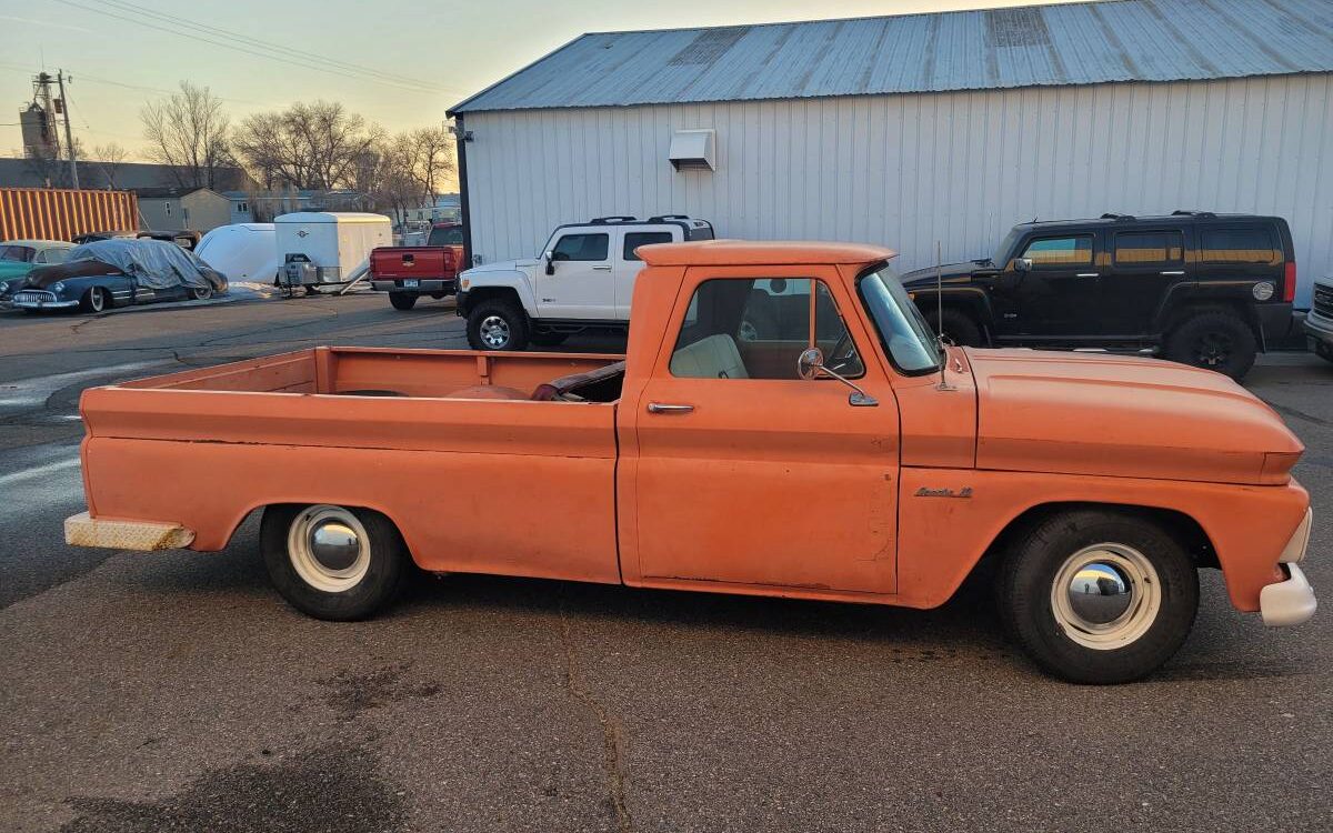 Chevrolet-C10-custom-deluxe-1965-4