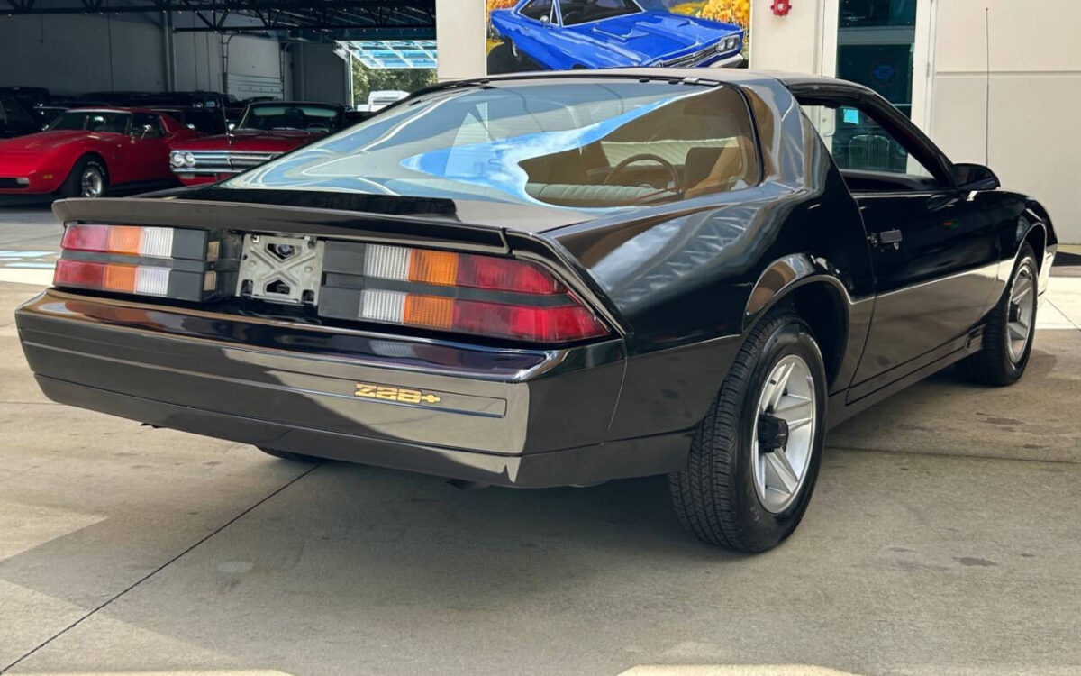 Chevrolet-Camaro-Coupe-1983-4