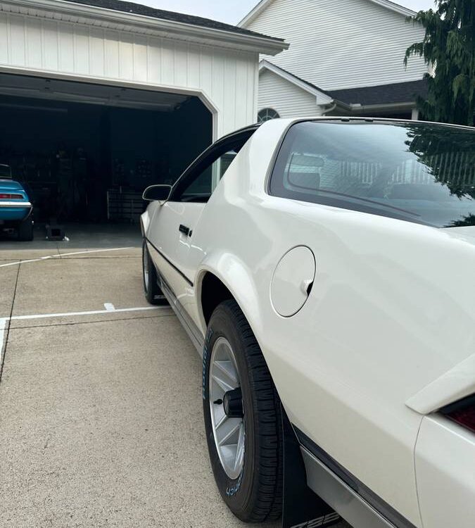 Chevrolet-Camaro-z-28-1984-3