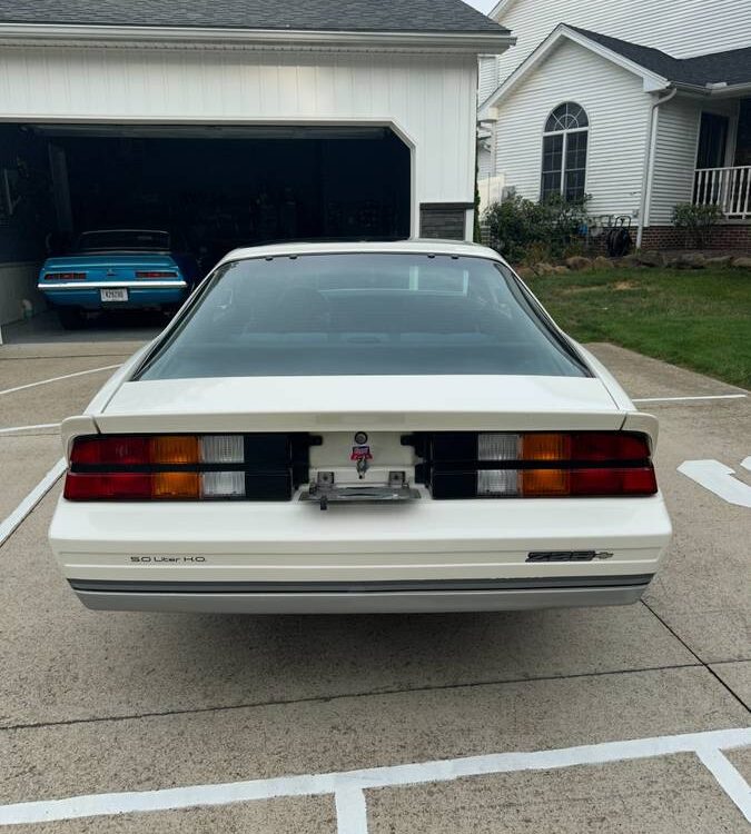 Chevrolet-Camaro-z-28-1984-4