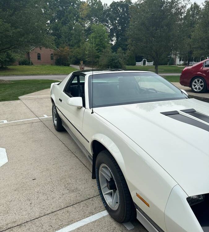 Chevrolet-Camaro-z-28-1984-6