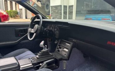 Chevrolet-Camaro-z-28-1984-8