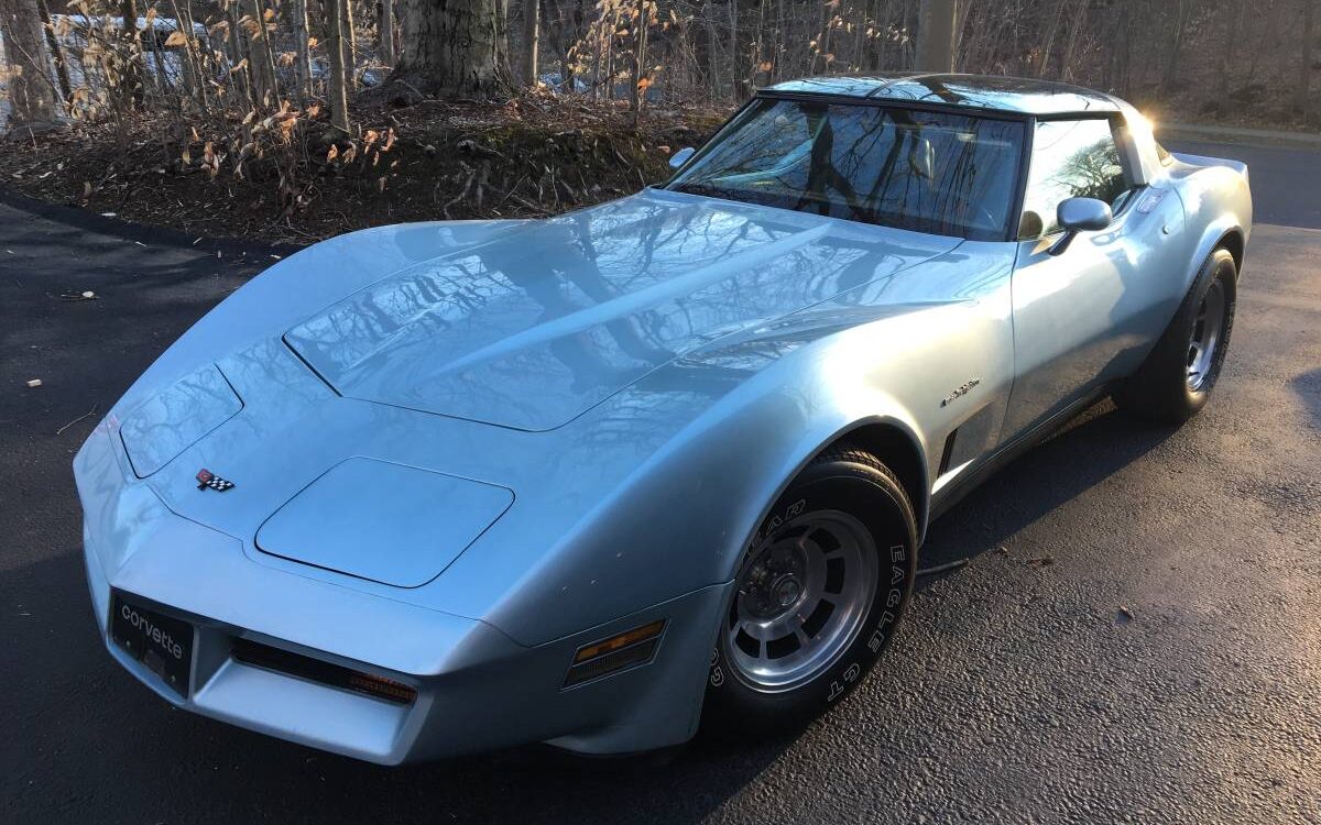 Chevrolet-Corvette-1982-22