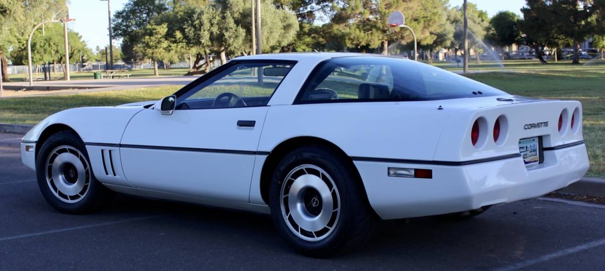 Chevrolet-Corvette-1984-2