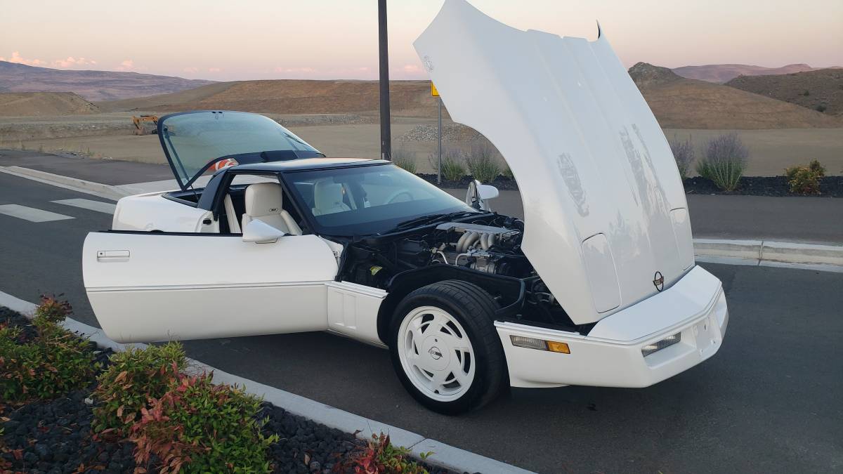 Chevrolet-Corvette-1988-12