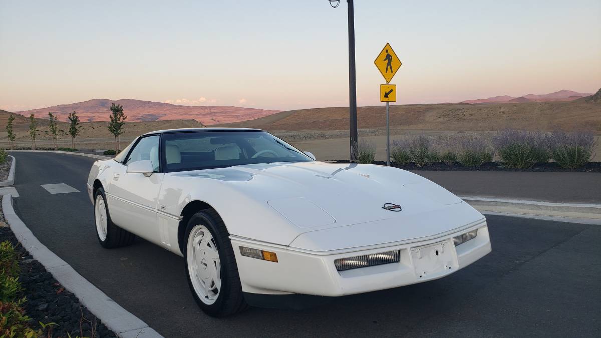 Chevrolet-Corvette-1988-2