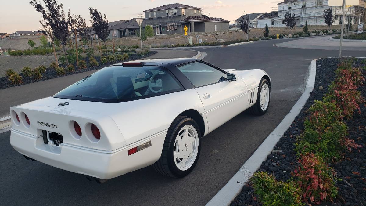 Chevrolet-Corvette-1988-3