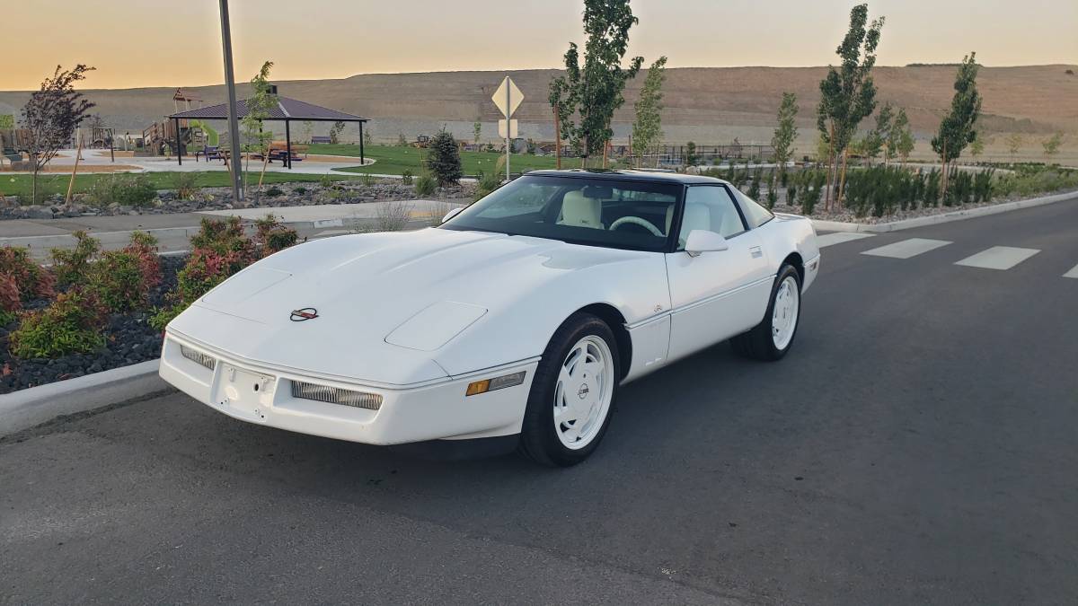 Chevrolet-Corvette-1988