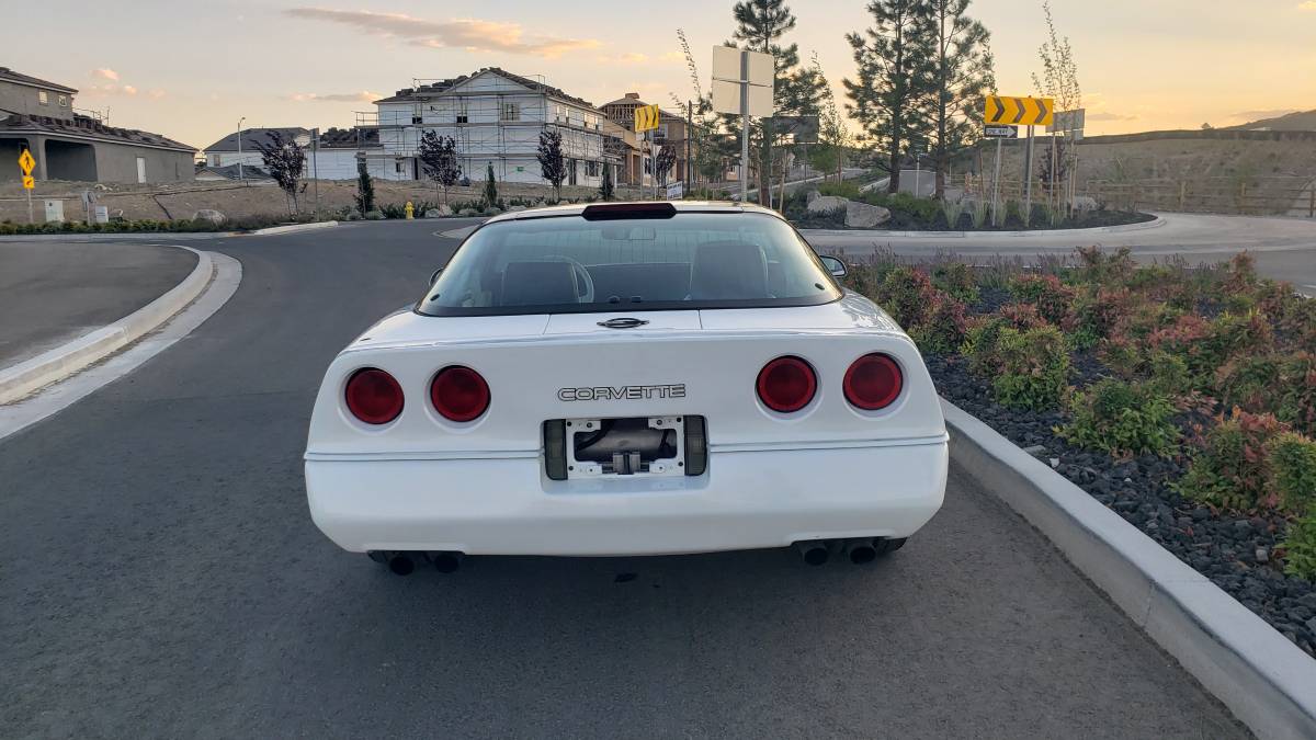 Chevrolet-Corvette-1988-4