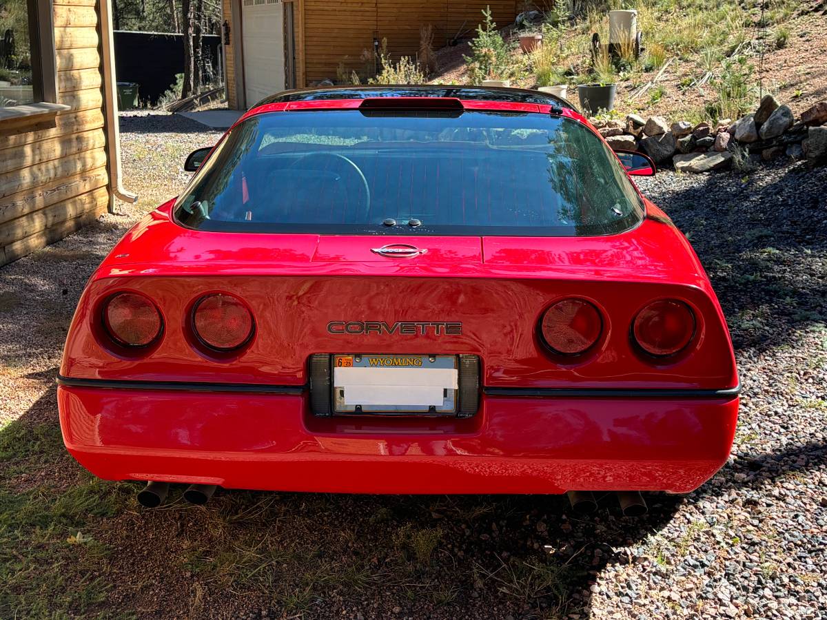 Chevrolet-Corvette-2dr-cpe-1988-3