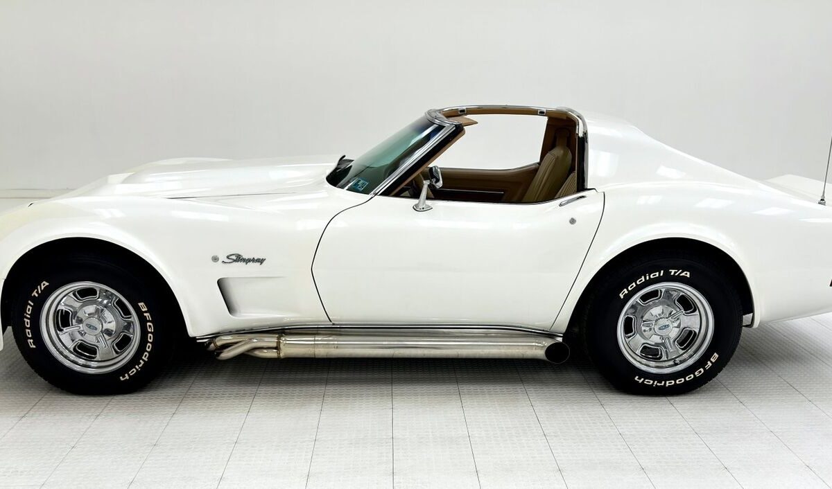 Chevrolet-Corvette-Coupe-1976-2