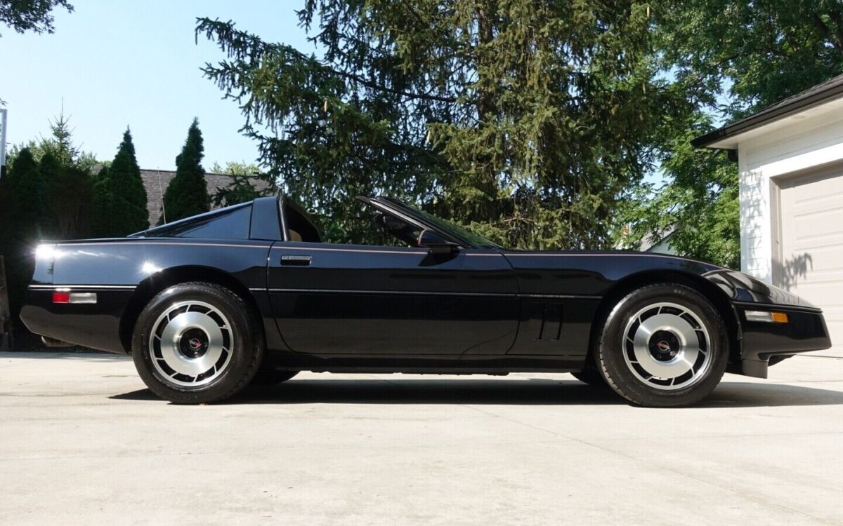 Chevrolet-Corvette-Coupe-1985-2