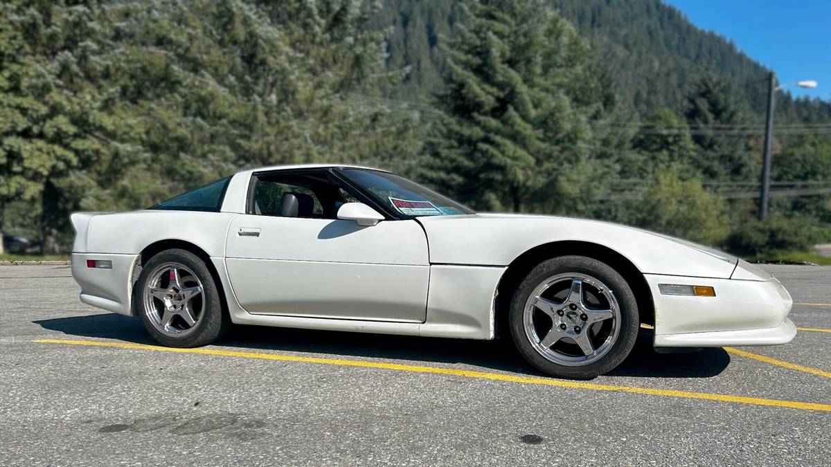 Chevrolet-Corvette-convertible-1984-1