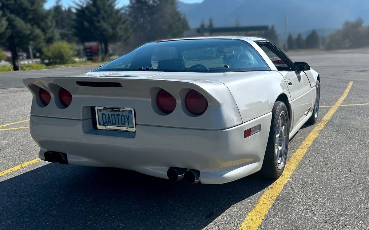 Chevrolet-Corvette-convertible-1984-2