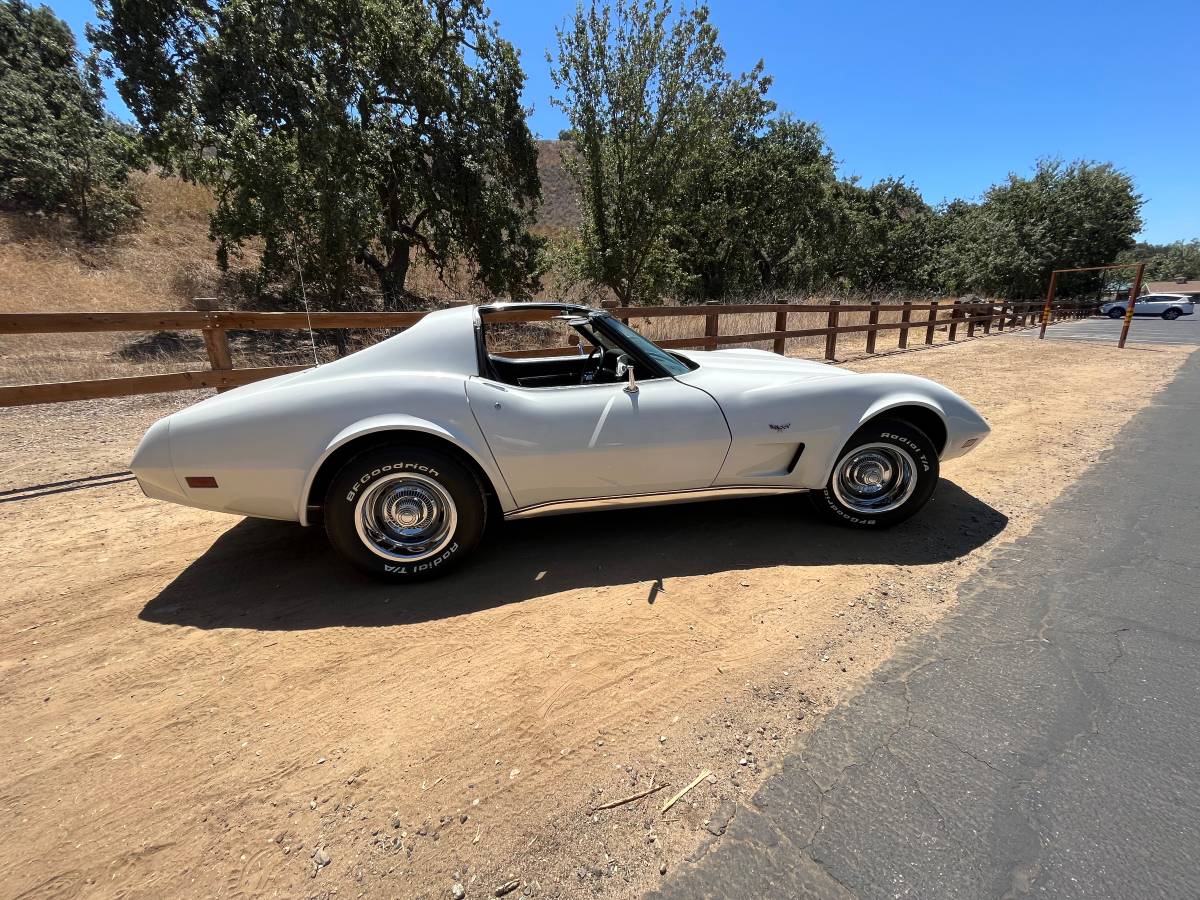 Chevrolet-Corvette-stingray-1977