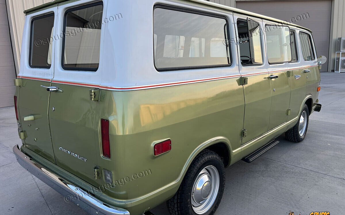 Chevrolet-G10-Van-1969-13