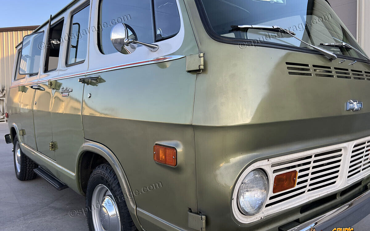 Chevrolet-G10-Van-1969-5