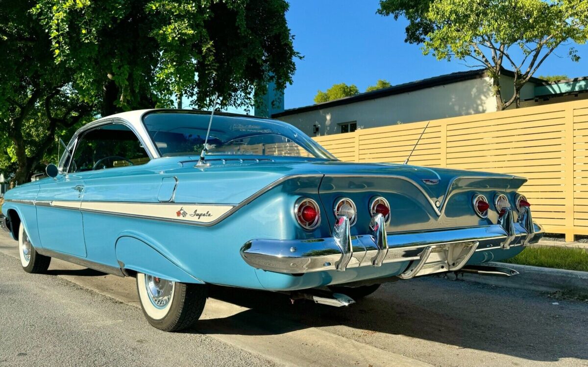 Chevrolet-Impala-Coupe-1961-2