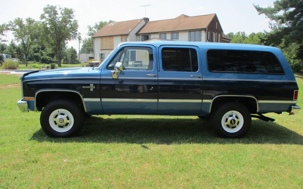 Chevrolet-K2500-suburban-1988