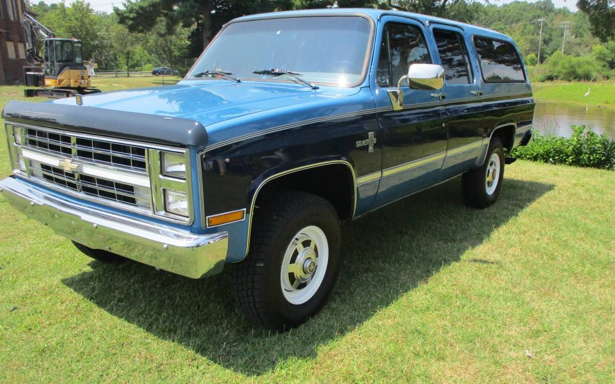 Chevrolet-K2500-suburban-1988-22