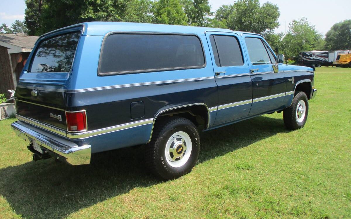 Chevrolet-K2500-suburban-1988-4