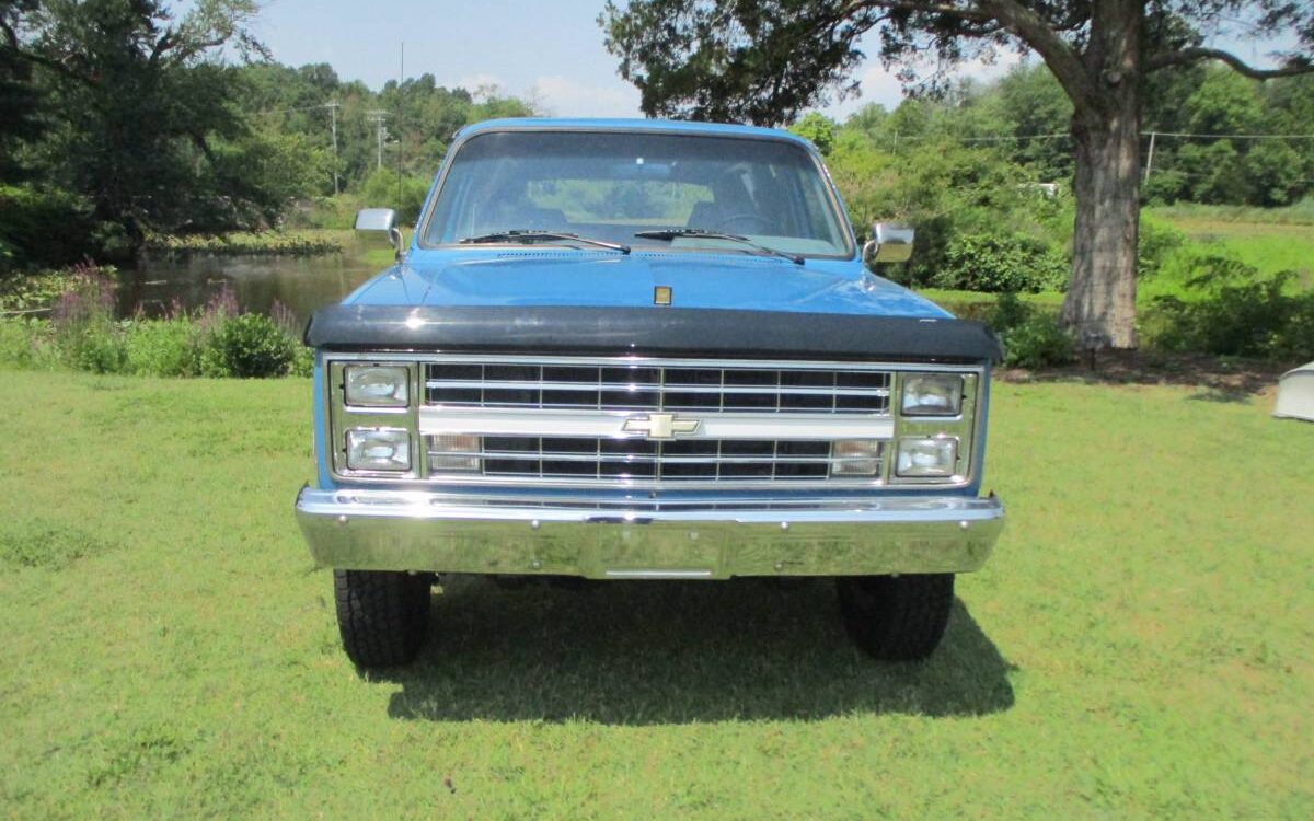 Chevrolet-K2500-suburban-1988-8