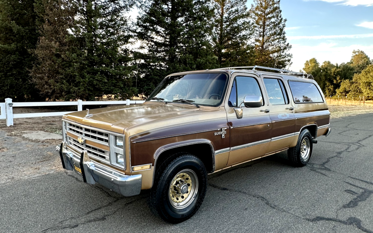 Chevrolet-Suburban-1988-1