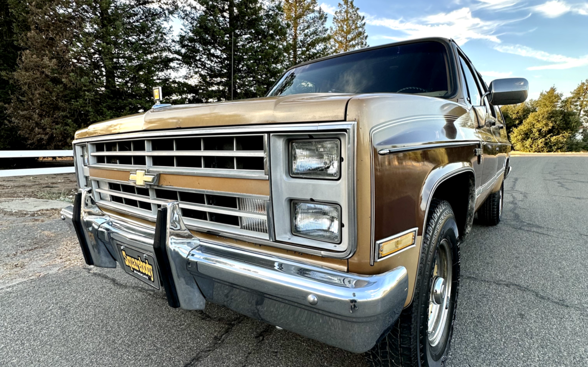 Chevrolet-Suburban-1988-10