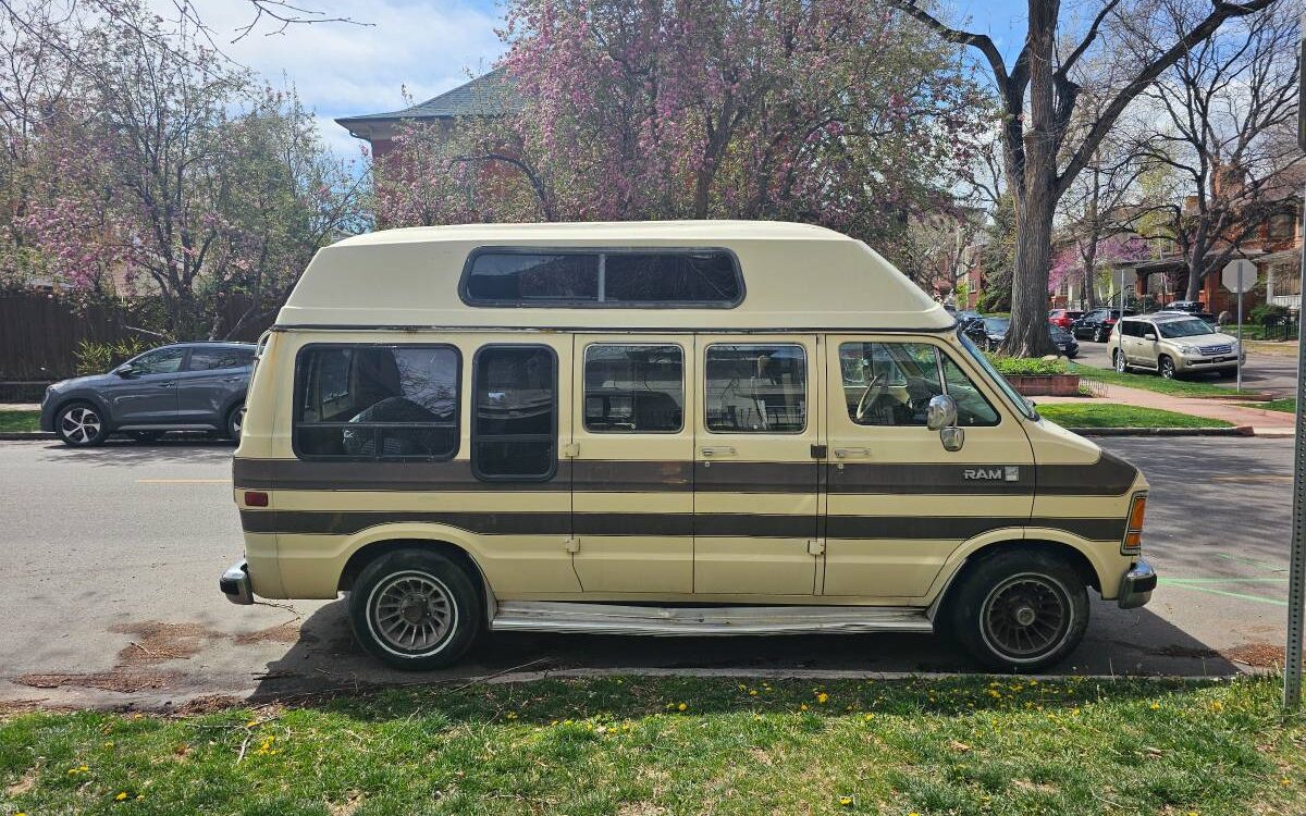 Dodge-B250-1987-3