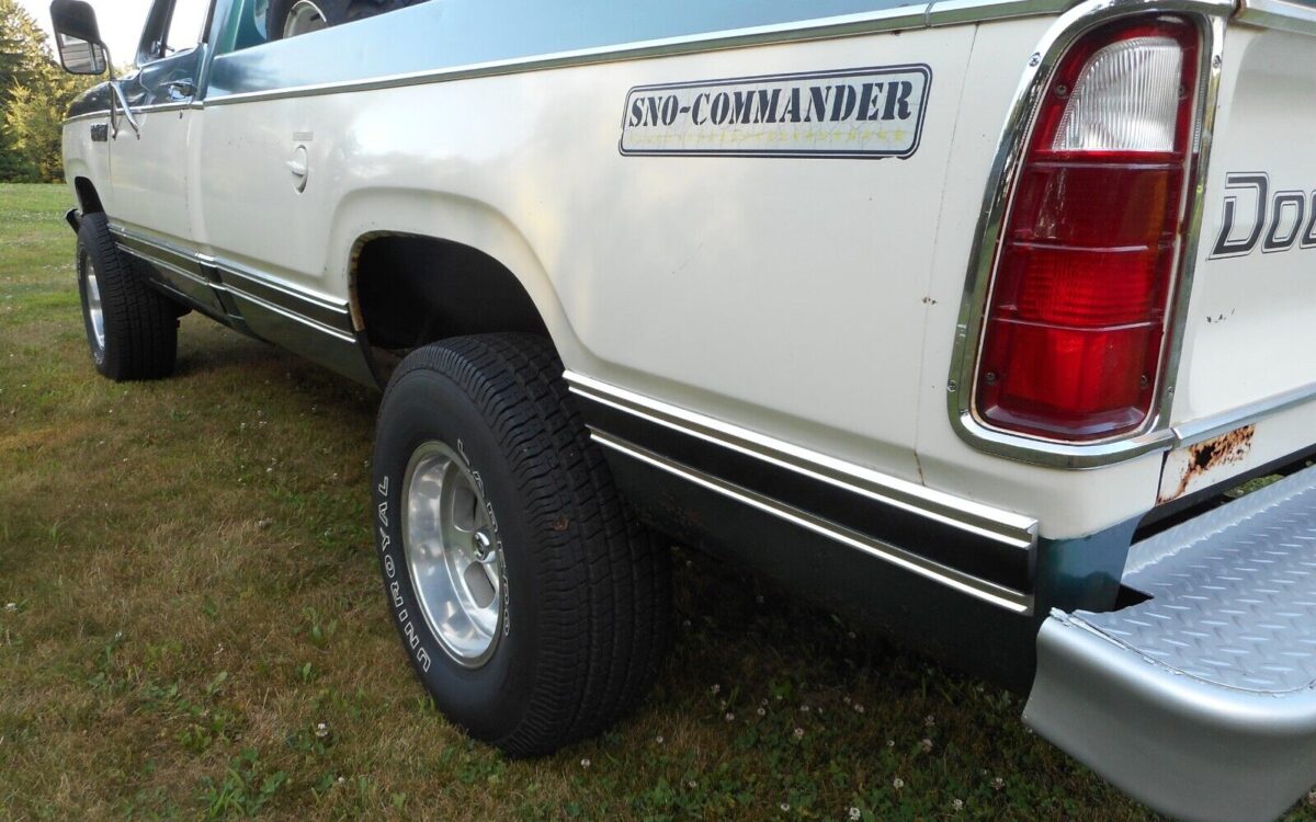 Dodge-Power-Wagon-1979-12