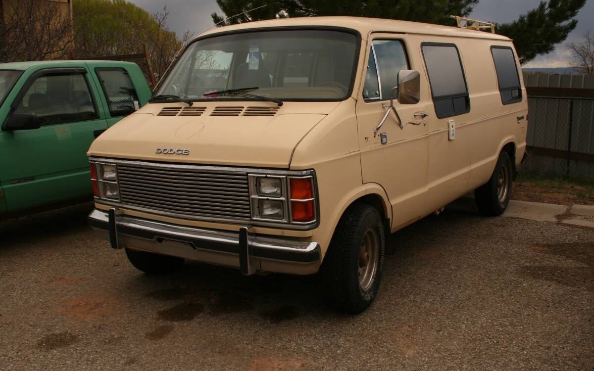 Dodge-Ram-b-250-camper-van-1985